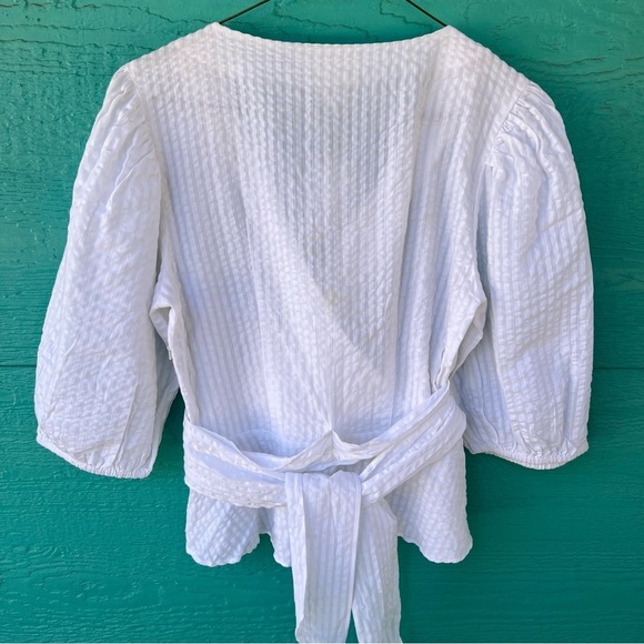 WHITE SEERSUCKER WRAP SURPLICE PUFF SLEEVE BLOUSE TOP SIZE SMALL NWT - Picture 3 of 10